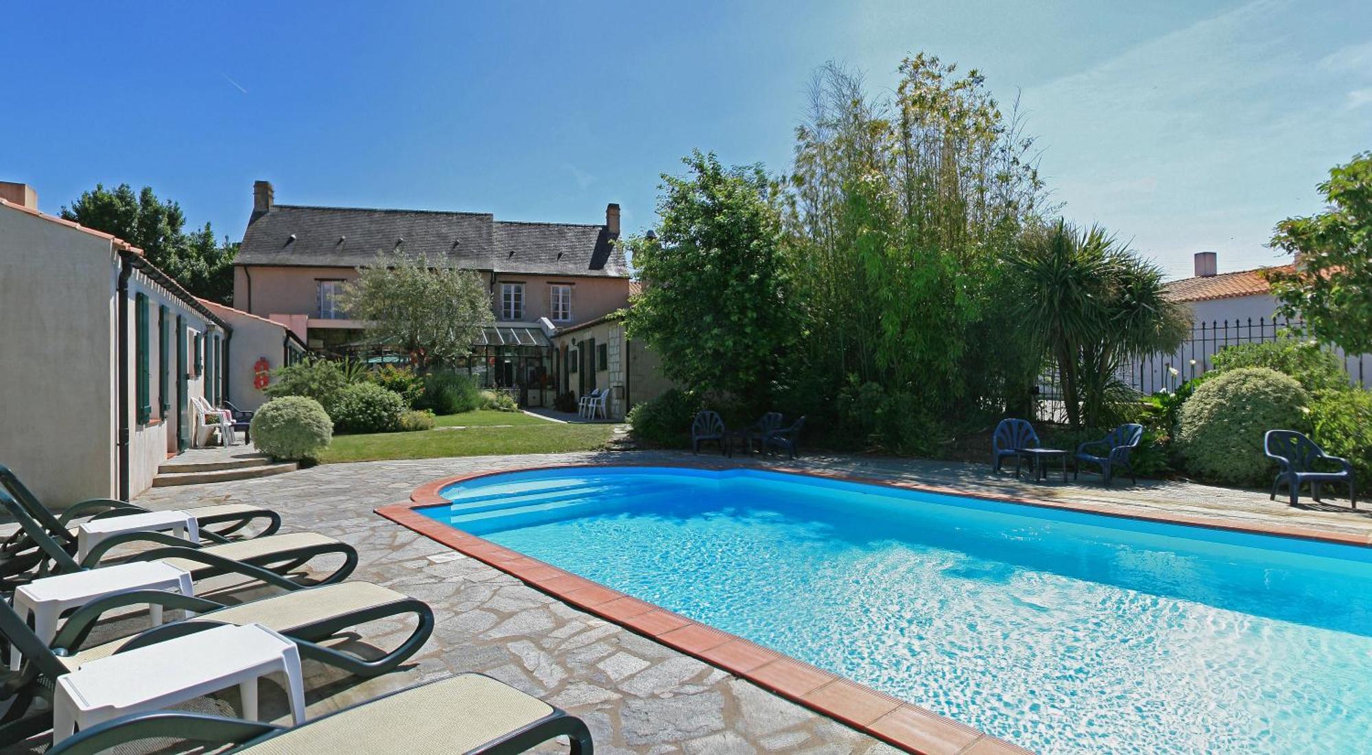 ホテル Domaine Le Martinet, The Originals Relais ブワン エクステリア 写真