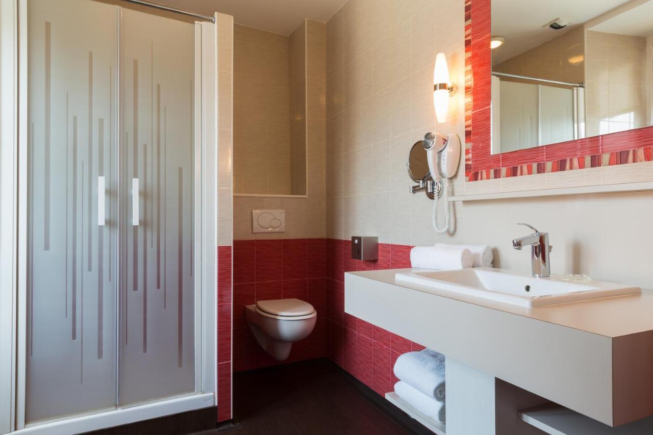 ホテル Domaine Le Martinet, The Originals Relais ブワン エクステリア 写真